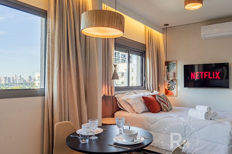 Studio • A/C • Piscina • Academia • Lado Consulado